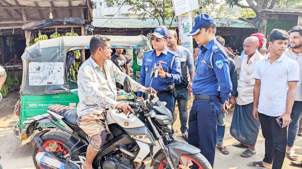 লোহাগাড়ায় অবৈধ মোটর সাইকেলের বিরুদ্ধে পুলিশের অভিযান